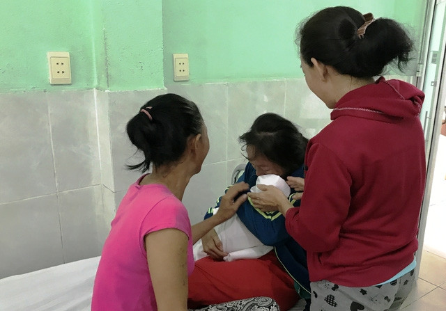 Bố mẹ bất cẩn, bé gái tử vong: Ngày 21/6/2017, bệnh viện đa khoa Hoàn Hảo ở phường An Bình đã tiếp nhận bé gái 1 tháng tuổi được mẹ đưa đến cấp cứu trong tình trạng tím tái toàn thân, ngưng tim, ngưng thở. Bé gái đã tử vong ngay sau đó nguyên nhân là do mẹ bé cho bú xong đặt con ngủ cạnh bố rồi đóng cửa đi chợ. Đến khi về thấy bé chảy máu mũi, cơ thể tím xanh, bất động. Bố của bé nhậu say xỉn từ tối hôm trước.