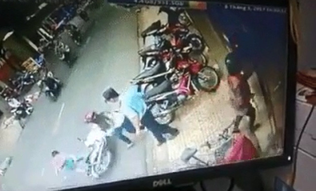 Mẹ bất cẩn để con ngã xuống đường: Ngày 6/3/2017, một bà mẹ chở con trai bằng xe máy đỗ trên lòng đường, khi xuống xe, do bất cẩn, người mẹ này đã không gạt chân chống và buông tay ra. Hậu quả là chiếc xe máy bị đổ và cậu bé ngã xuống lòng đường và sau đó nhập viện trong tình trạng chấn thương nghiêm trọng.