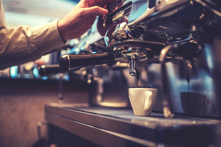 Sử dụng quá nhiều cà phê: Trong cà phê có caffeine ảnh hưởng đến não và khiến bạn cảm thấy mệt mỏi, khó chịu.