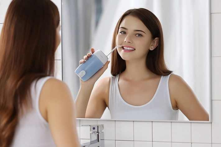 Máy tăm nước sử dụng lực nước xịt vào kẽ răng, nướu để lấy đi mảng bám, thức ăn thừa trong miệng giúp ngăn chặn sự hình thành của cao răng và vi khuẩn. Món quà công nghệ dịp 14/2 này hoàn toàn đủ sức khiến nữa kia của bạn hào hứng về sự am hiểu công nghệ của mình.