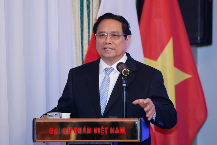 Thủ tướng gửi lời chúc mừng tốt đẹp nhất tới cộng đồng người Việt Nam tại Ba Lan. "Chúng tôi rất tự hào về cộng đồng người Việt Nam tại Ba Lan", Thủ tướng nhấn mạnh và cho biết sẽ tham dự chương trình Xuân quê hương chúc Tết bà con kiều bào tại Ba Lan - Ảnh: VGP/Nhật Bắc