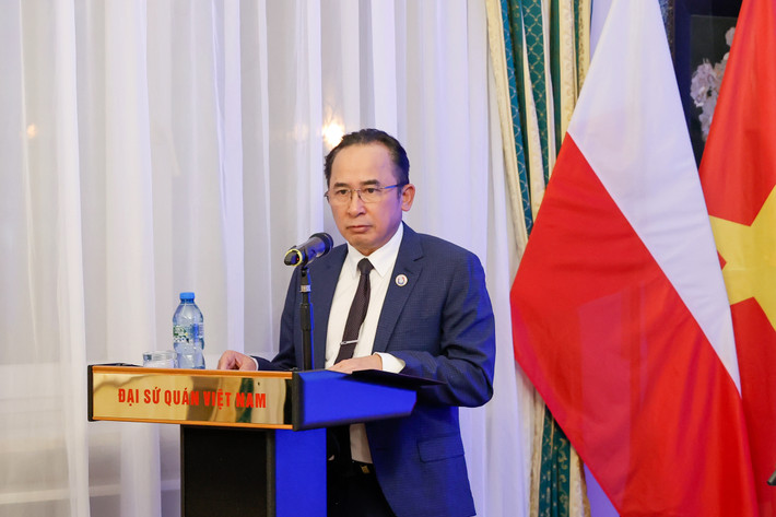 Ông Trần Anh Tuấn, Ủy viên Ủy ban Trung ương Mặt trận Tổ quốc Việt Nam, Chủ tịch Hội người Việt Nam tại Ba Lan, nhắc đến kỷ niệm trong dịp đại dịch Covid-19 và cho biết sau mỗi khó khăn, cộng đồng người Việt Nam tại Ba Lan ngày càng đoàn kết, mạnh mẽ hơn. Ảnh: VGP/Nhật Bắc