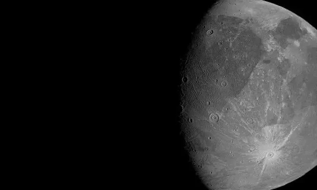 Còn đây là hình ảnh mặt trăng lớn nhất của sao Mộc, mặt trăng Ganymede, đồng thời cũng là mặt trăng lớn nhất Hệ mặt trời. Ganymede có kích thướng còn lớn hơn cả sao Kim và sao Thủy. Trên bề mặt của mặt trăng này cũng có các hố tạo nên do quá trình va chạm với các thiên thạch.