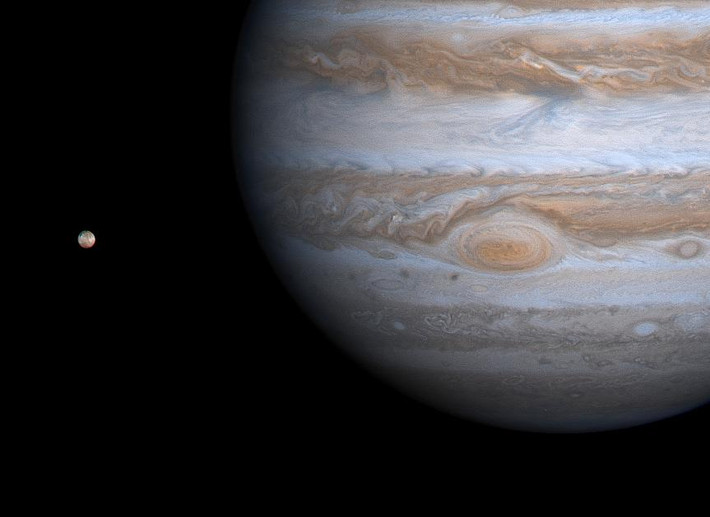 Sao Mộc và vệ tinh Io của nó, bên trái, được tàu vũ trụ Cassini của NASA chụp vào ngày 1 tháng 12 năm 2000. Bức ảnh cho thấy chi tiết về Đốm Đỏ Lớn của Sao Mộc và các đặc điểm khác không nhìn thấy được trong các hình ảnh chụp trước đó, khi Cassini còn ở xa.