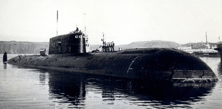 Năm 1984, dưới sự chỉ huy của thuyền trưởng Yuri Zelenskiy, tàu đã lặn sâu 1.020 mét (3.350 ft.) ở Biển Na Uy, lần lặn sâu nhất từ trước đến nay của một tàu ngầm quân sự có vũ trang.
