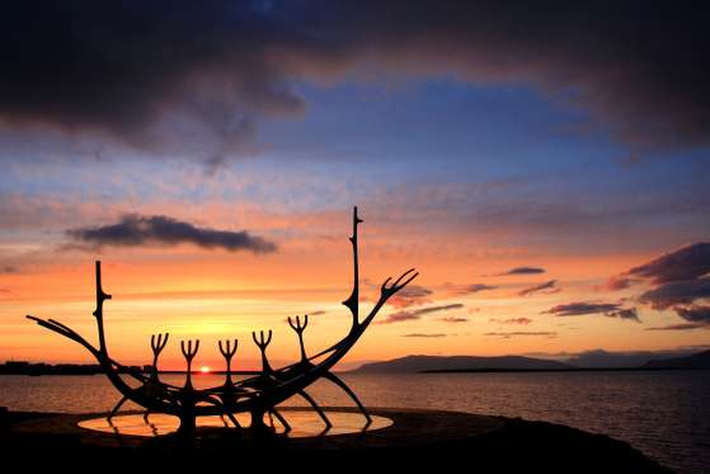 Reykjavik, Iceland: Hình ảnh tác phẩm điêu khắc tàu Viking dưới ánh nắng mặt trời lúc nửa đêm trên đường chân trời.