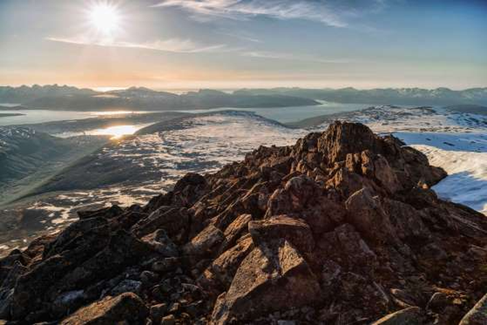 Tromso, Na Uy: Quang cảnh nhìn ra Đại Tây Dương và biển Bắc từ đỉnh Tromsdalstinden. Vào tiết Hạ chí, mặt trời ở đây không bao giờ lặn.