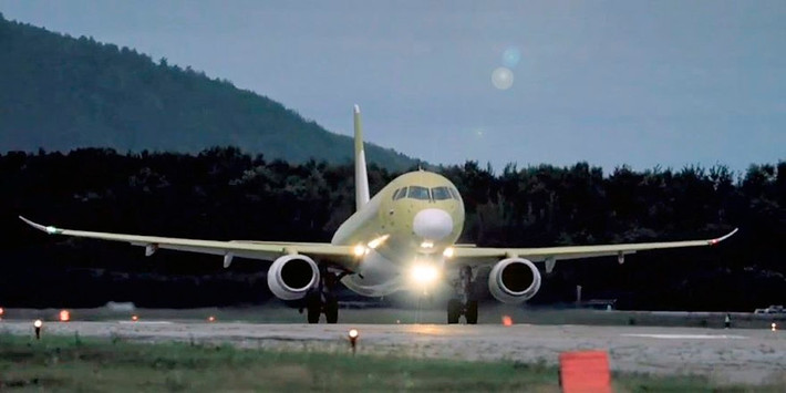 Cổng thông tin Aviation Week cho biết, tính đến đầu năm 2025, khoảng 40 hệ thống và bộ phận mới, bao gồm hệ thống điều khiển, thủy lực và nguồn điện đã được phát triển cho máy bay SJ-100 như một phần của chương trình thay thế nhập khẩu.