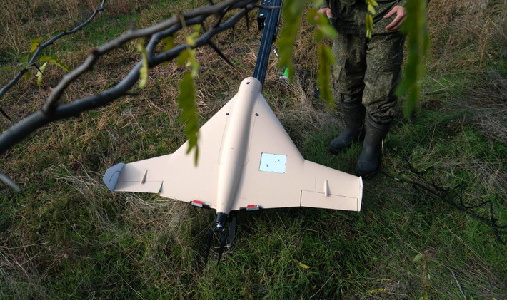 Tập đoàn Rostec nhấn mạnh rằng đầu đạn của UAV Cube được chế tạo bằng chất nổ mạnh hơn thuốc nổ TNT 1,5 lần. Chất nổ này, kết hợp hiệu ứng phân mảnh mật độ cao, có thể vô hiệu hóa các hệ thống phòng thủ của đối phương một cách hiệu quả.