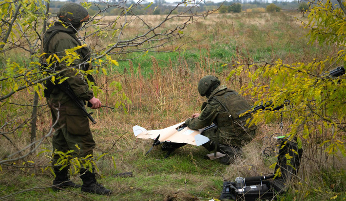 Những khả năng của chiếc UAV đáng sợ này từng bước phơi bày trước giới phân tích, nhưng lại đưa Ukraine vào một cơn ác mộng thực thụ. Điểm chính khiến nó tạo nên danh tiếng là nhờ thiết kế không đuôi, vận hành bởi một động cơ cánh quạt hết sức yên tĩnh và khả năng lượn lờ trên không để rình rập con mồi. Ảnh: Sputnik.