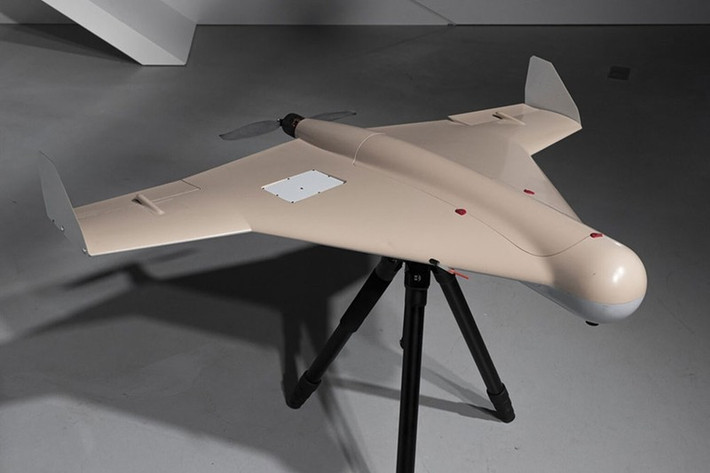 Cho đến khi diễn ra Triển lãm quốc phòng IDEX-2019 ở Abu Dhabi tại Các Tiểu vương quốc Arab Thống nhất (UAE), người Nga chính thức giới thiệu chiếc UAV kamikaze có tên là ZALA Kub-BLA. Lúc này chưa có mấy khách hàng quan tâm nhiều đến nó và vẫn giữ ý kiến cho rằng đây là một phiên bản "nội địa" nhái lại của Iran. Ảnh: Tech Crouch.