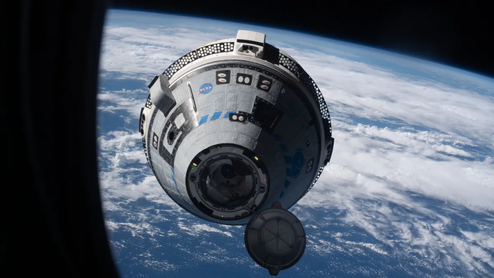 Sự cố không gian nổi bật nhất năm nay là việc tàu Starliner của Boeing bị rò rỉ khiến hai phi hành gia Butch Wilmore và Suni Williams mắc kẹt trên Trạm Vũ trụ Quốc tế (ISS) vào tháng 6. Trong quá trình đưa Wilmore và Williams lên trạm, con tàu đã gặp nhiều trục trặc. Cuối cùng, sau nhiều lần trì hoãn để NASA tìm giải pháp, nó phải trở về Trái Đất mà không mang theo phi hành gia nào vào tháng 9. Hiện cả 2 đã kẹt lại trong không gian hơn 210 ngày. Ảnh: ESA/NASA-S.Cristoforetti
