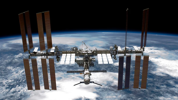 Cũng là một vụ rò rỉ khác, tại chính trạm ISS khiến cho không khí liên tục thoát ra ngoài. Vấn đề được phát hiện lần đầu vào năm 2019, sau đó, nhiều vết nứt khác tại khu vực này đã xuất hiện. Chỗ rò rỉ và các vết nứt được xử lý tạm bằng chất bịt kín và miếng vá, nhưng một lượng nhỏ không khí vẫn thoát ra ngoài không gian. Báo cáo mới cảnh báo rằng cần một giải pháp lâu dài để tránh nhiều vấn đề kéo theo và nguy cơ xảy ra thảm họa trong vài năm tới. Ảnh: NASA