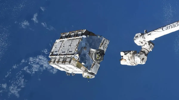Một mảnh rác vũ trụ từ trạm ISS được ném ra vào năm 2021 đã "báo hại" NASA vướng vào một vụ kiện yêu cầu bồi thường. Thay vì được xử lý, một khối pin đã bị vất ra khỏi trạm một cách thiếu trách nhiệm. NASA nghĩ rằng nó sẽ cháy hết khi rơi vào khí quyển, tuy nhiên, khối pin này đã "chu du" trên quỹ đạo suốt 3 năm mới chịu "về nhà". Mảnh rác này đã lao xuống đâm thủng nhà dân ở Naples, bang Florida. Thật khó tưởng tưởng hậu quả nếu trước đó, mảnh rác này va vào một vệ tinh hay thiết bị vũ trụ khác. Ảnh: Mike Hopkins