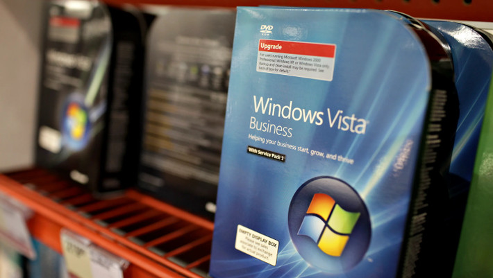 Ở phiên bản "bị người dùng hắt hủi" Windows Vista, cùng với trào lưu bóng bẩy, Microsoft thêm một vòng tròn nổi bao bên ngoài bốn ô cửa sổ. Người dùng Windows XP chê bai nó thậm tệ đến nổi bản Windows 7 phải ra đời rất nhanh sau đó. Ảnh Microsoft