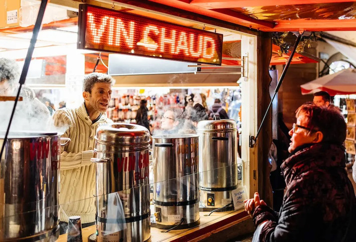 Ở Pháp, nó từng được gọi là "vin à la Française". Thức uống này được phục vụ trong nhiều quán trọ vào thế kỷ 19, thậm chí còn vượt qua dãy Alps, nơi nó lan rộng khắp nước Ý dưới cái tên "vin brûlé" (phát âm là "rượu cháy" trong tiếng Pháp) và cuối cùng được gọi là vind chaud như ngày nay. Ảnh: Le Tour du Bordeaux