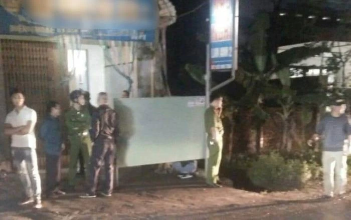 Xác cô gái trẻ với 99 bông hồng và lời nhắn rùng rợn của kẻ cuồng yêu