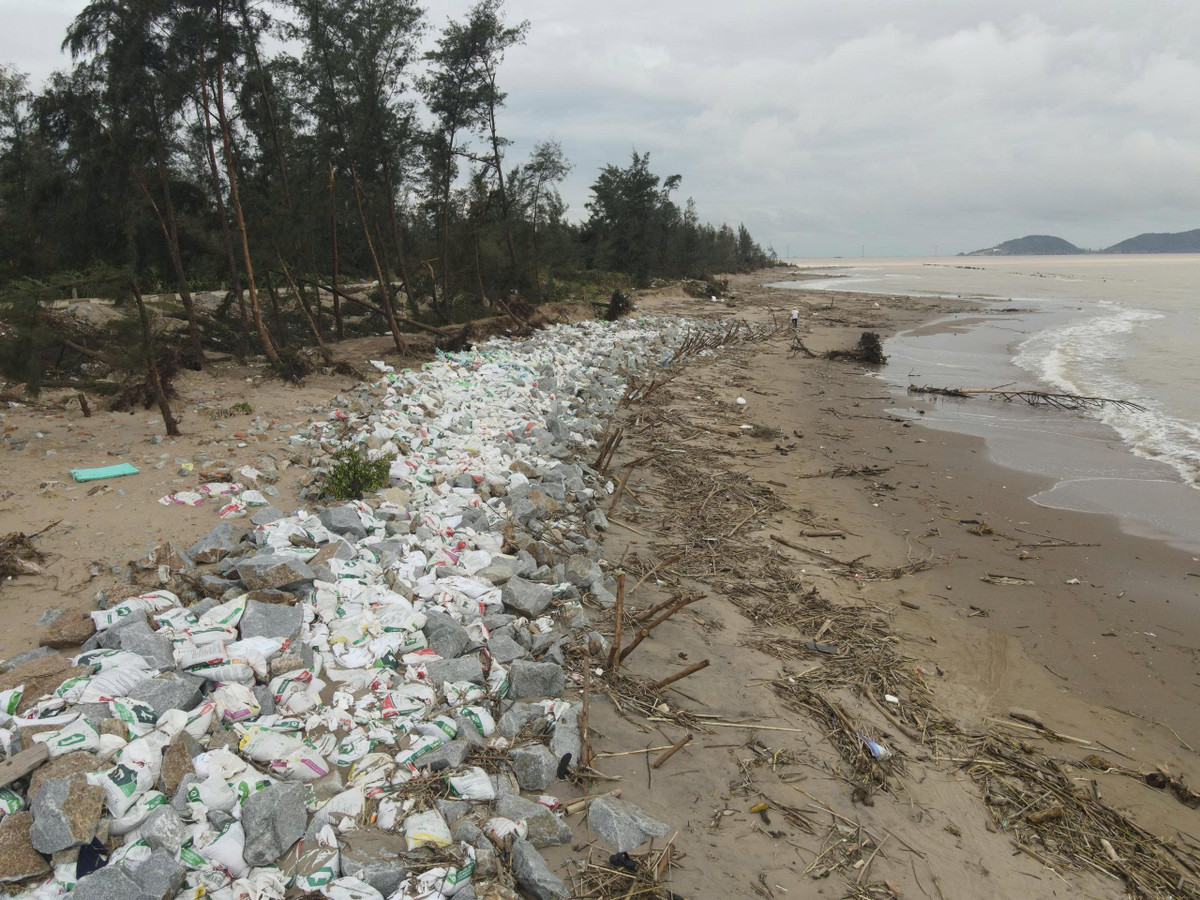 Hơn 200m tuyến đê Hội Thống bị xói lở được chính quyền cùng lực lượng chức năng gia cố bằng đá hộc, bao tải cát, nhưng bão số 5 càn quét mạnh khiến nhiều vị trí bị cuốn trôi.