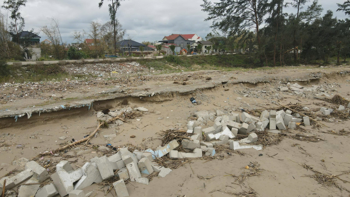Đê Hội Thống là lá chắn bảo vệ hàng trăm hộ dân, tuy nhiên nhiều năm nay, tình trạng triều cường và sóng biển lớn làm sạt lở đất, cuốn sập rừng phòng hộ chắn sóng, ăn sâu vào tuyến đê khiến người dân rất lo lắng.