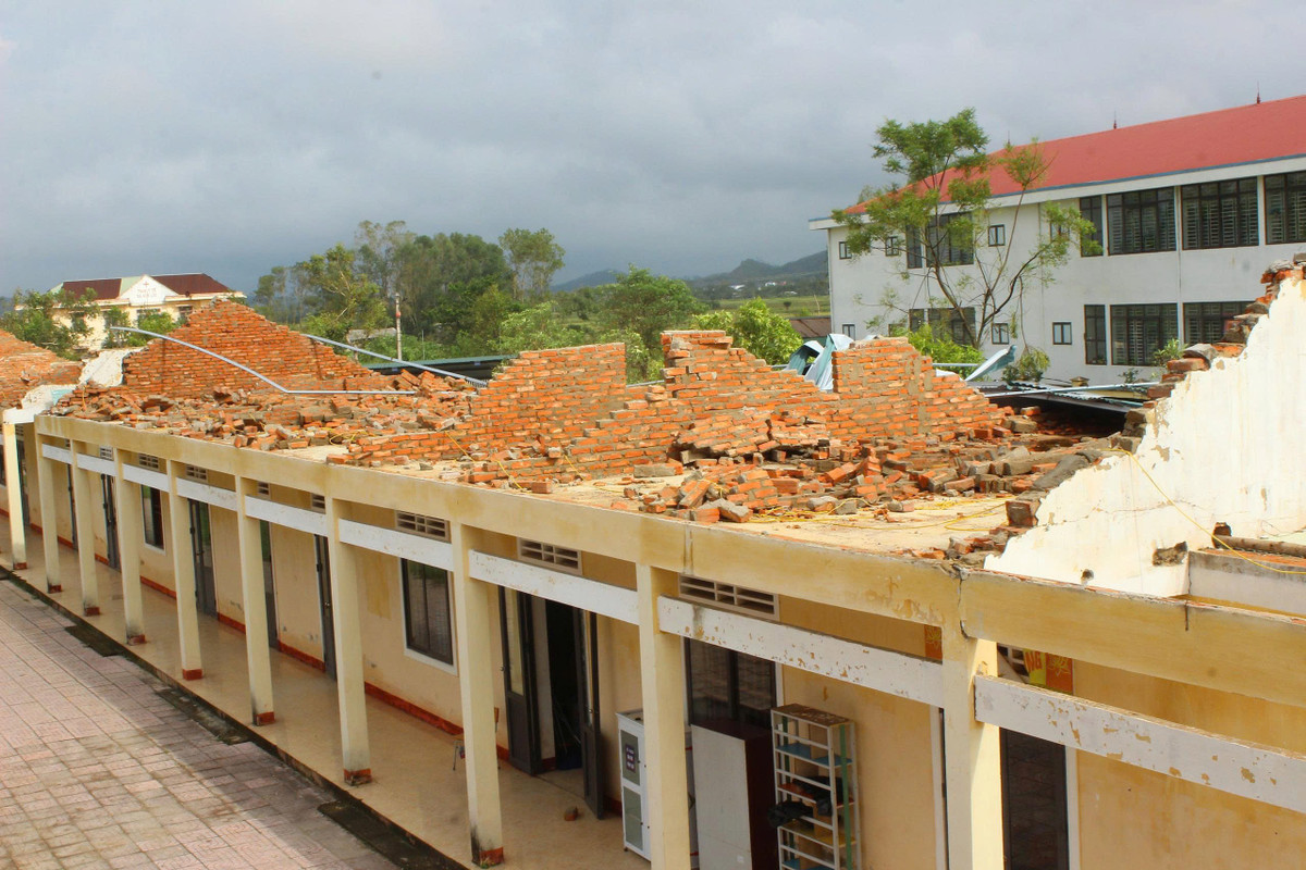 Sáng 03/9, có mặt tại trường THCS Sơn Lộc, phóng viên ghi nhận cảnh tan hoang, mái tốc, bàn ghế ngổn ngang, nhiều sách vở học sinh bị hư hỏng.