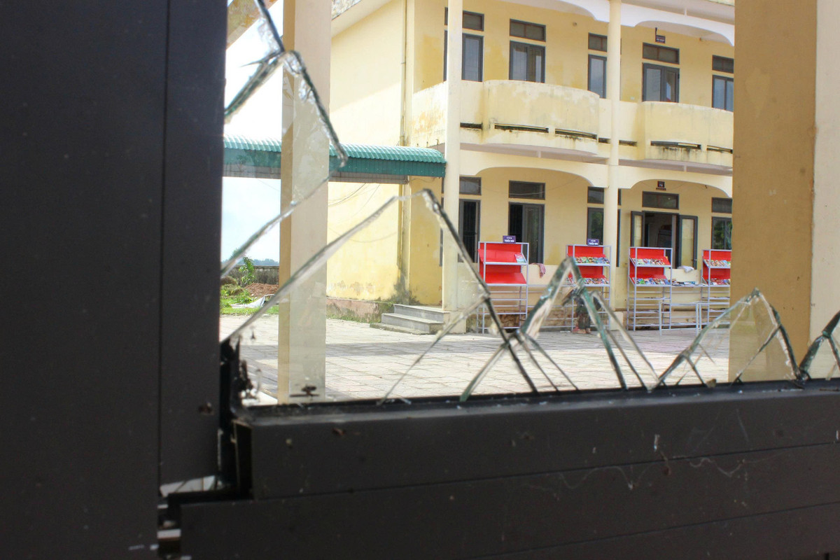 Hệ thống cửa kính các phòng học bị vỡ do bão số 5.