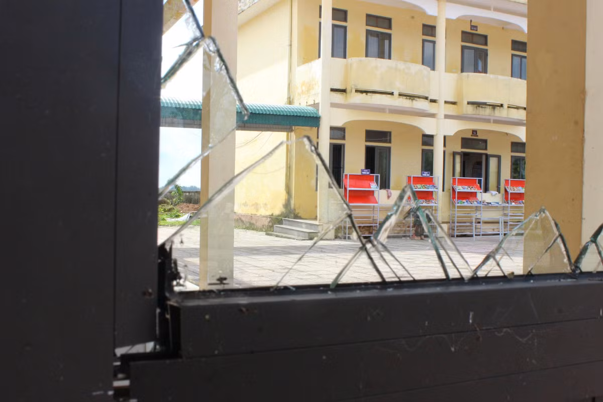 Hệ thống cửa kính các phòng học bị vỡ do bão số 5.