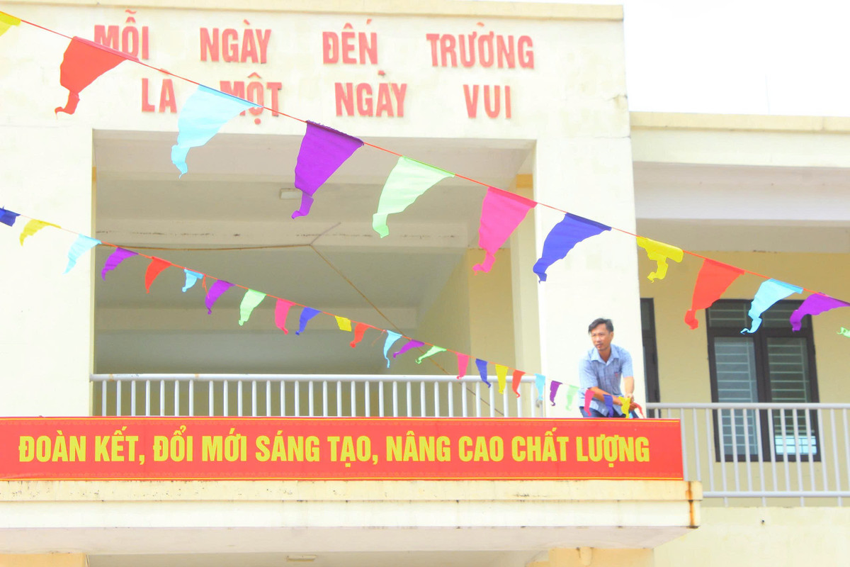 Trong điều kiện muôn vàn khó khăn, thiếu thốn do mưa bã, các giáo viên vẫn cố gắng trang trí trường lớp để chuẩn bị cho năm học mới cận kề.