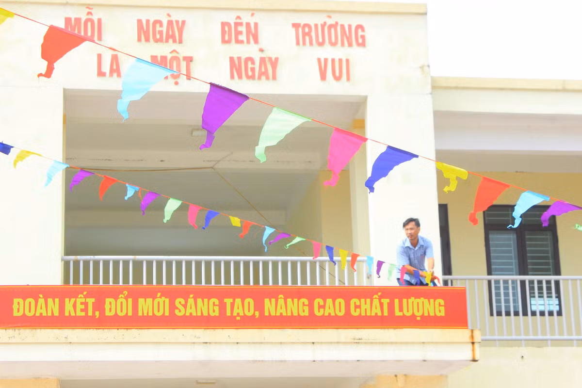 Trong điều kiện muôn vàn khó khăn, thiếu thốn do mưa bã, các giáo viên vẫn cố gắng trang trí trường lớp để chuẩn bị cho năm học mới cận kề.