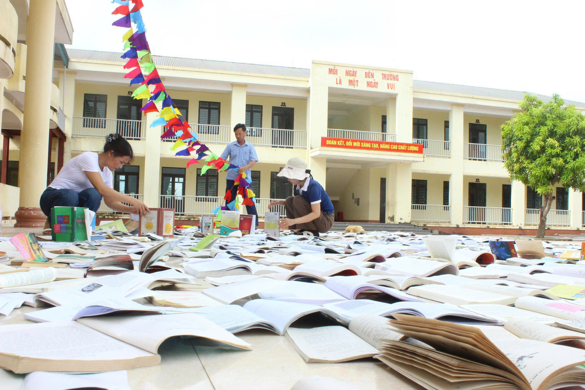 Gác lại bộn bề nhà cửa, các giáo viên quyết tâm cùng nhà trường nỗ lực khắc phục thiệt hại sau bão để học sinh được đến trường sớm nhất.