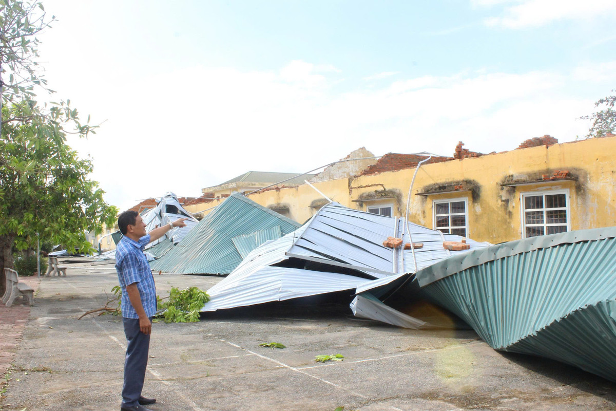 Thầy Hoàng Thế Anh – Hiệu trưởng Trường THCS Sơn Lộc, xót xa: “Thiệt hại của cơn bão số 5 là quá lớn, thầy trò chúng tôi lo lắng khi năm học mới đến gần mà cơ sở vật chất thiếu thốn, trang thiết bị phục vụ giảng dạy bị ảnh hưởng nghiêm trọng”.