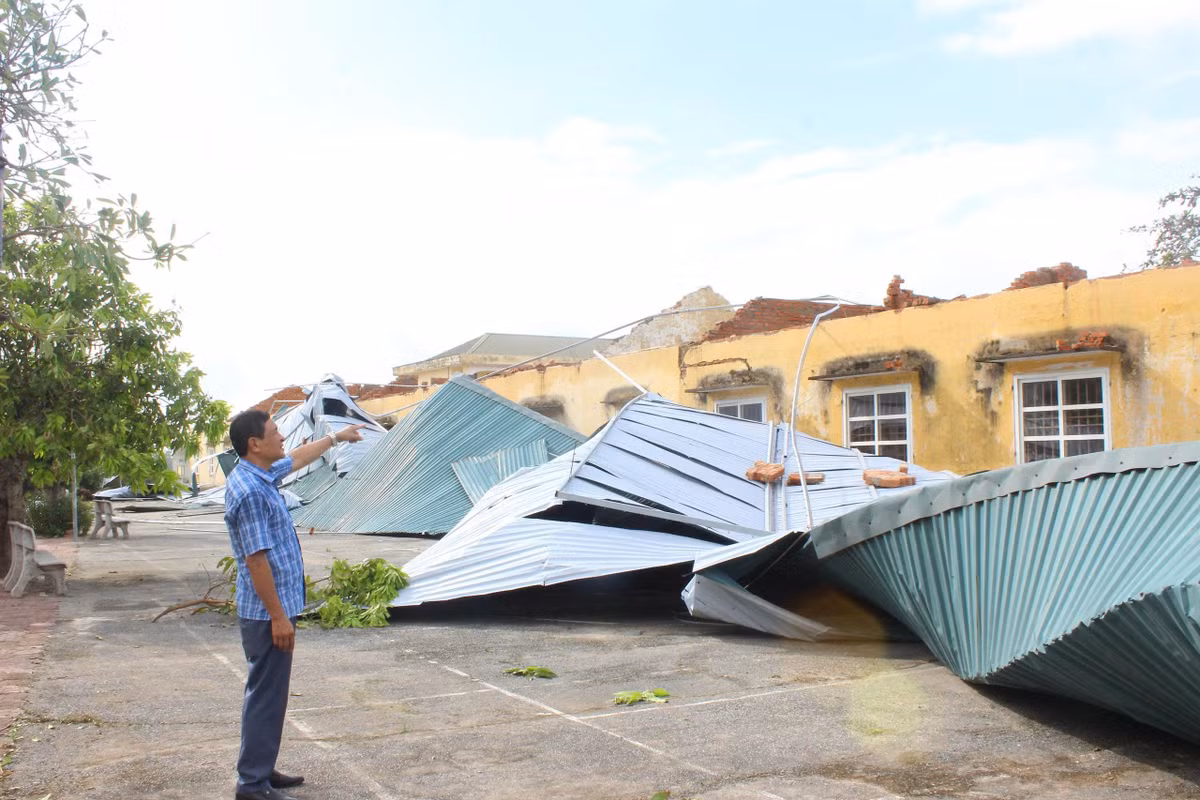 Thầy Hoàng Thế Anh – Hiệu trưởng Trường THCS Sơn Lộc, xót xa: “Thiệt hại của cơn bão số 5 là quá lớn, thầy trò chúng tôi lo lắng khi năm học mới đến gần mà cơ sở vật chất thiếu thốn, trang thiết bị phục vụ giảng dạy bị ảnh hưởng nghiêm trọng”.