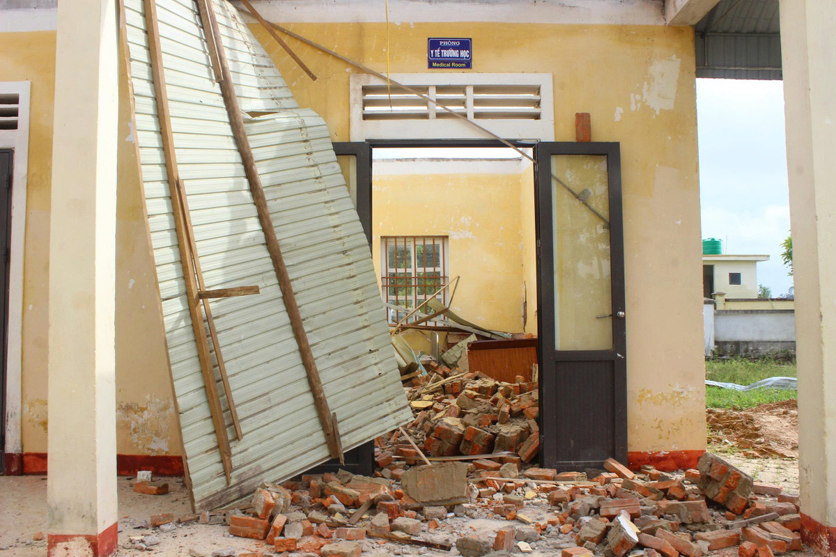 Dù còn 2 ngày nữa là khai giảng năm học mới, nhưng Trường THCS Sơn Lộc vẫn đang còn ngổn ngang sau bão số 5.