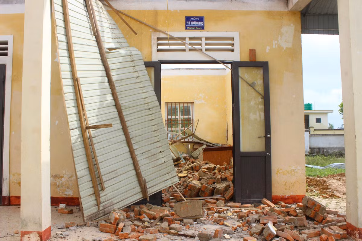 Dù còn 2 ngày nữa là khai giảng năm học mới, nhưng Trường THCS Sơn Lộc vẫn đang còn ngổn ngang sau bão số 5.