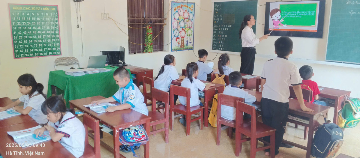 Đặc biệt, do điều kiện vật chất khó khăn, điểm trường Phú Lâm có 2 lớp cùng học 1 phòng, 2 bảng đen đặt ở hai đầu.