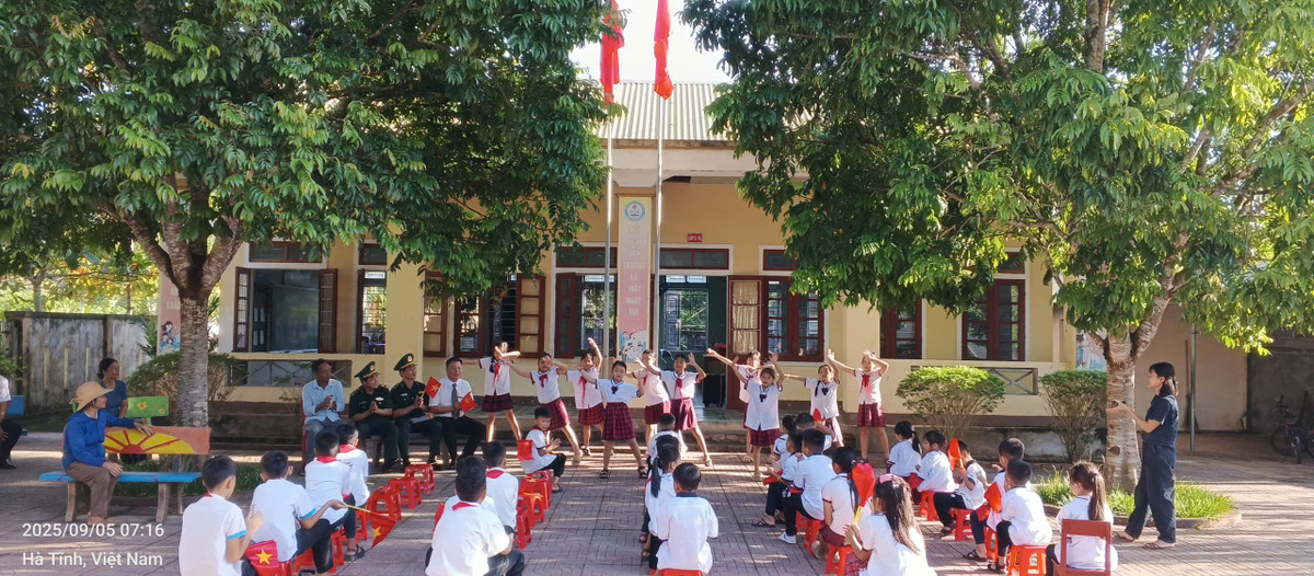 Trao đổi với phóng viên, thầy Lê Ánh Dương - Hiệu trưởng Trường Tiểu học Phú Gia, cho biết: “Năm học này, điểm trường ở bản Phú Lâm đón 34 học sinh từ lớp 1 đến lớp 5, trong đó có 2/3 học sinh dân tộc Lào đang theo học".