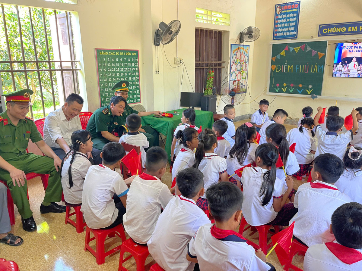 Điểm trường tiểu học ở bản Phú Lâm cách trung tâm hơn 20km, với cung đường đi lại khó khăn, hiểm trở. Tuy nhiên, với sự nỗ lực quyết tâm không để các em thiếu thốn, trước thềm năm học mới Ban Giám hiệu đã huy động nguồn lực để tất cả 100% học sinh đều đủ sách giáo khoa, đồng phục, đồ dùng học tập.