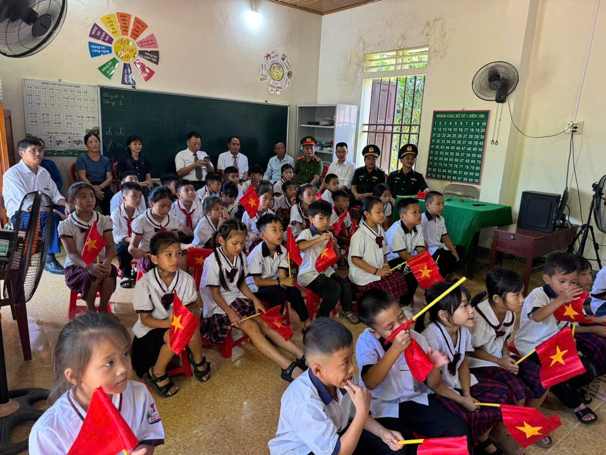 Ngay từ sáng sớm, giữa bao la núi rừng, các em học sinh đã ăn mặc tươm tất, tay cầm lá cờ đỏ sao vàng… được bố mẹ chở tới trường.