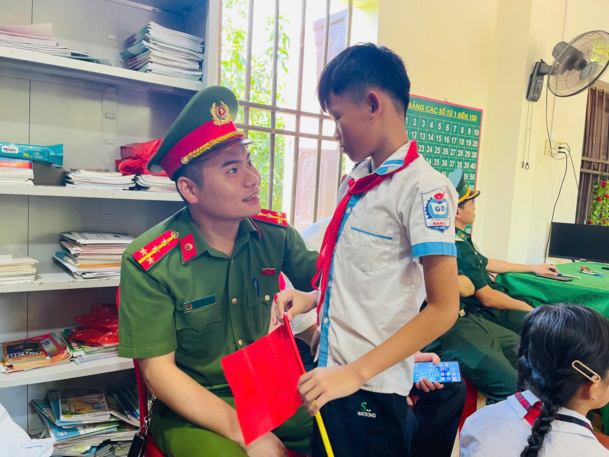 Ngoài ra, để các em có một lễ khai giảng trọn vẹn, Ban Giám hiệu nhà trường đã phối hợp với UBND xã Hương Khê, đồn Biên phòng Phú Gia tổ chức lễ khai giảng long trọng, ấm cúng và đầy đủ nghi thức.