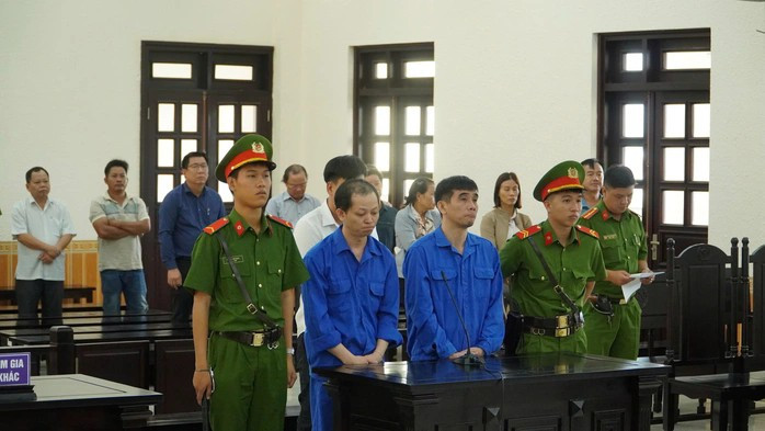Các bị cáo tại phiên toà. z66908850483089a7651e6706d826f568bb19bc69634e7-17495436716491170224832.jpg