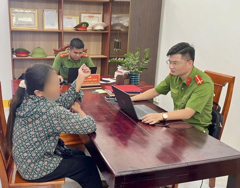 Chị P.T.D trình báo sự việc với cơ quan Công an. 68f5b6b94aebe.jpg