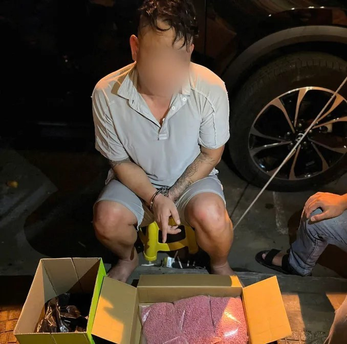 Đối tượng Lê Long Thành cùng tang vật bị bắt giữ. Ảnh: CACC. le-long-thanh-8167-7541.jpg