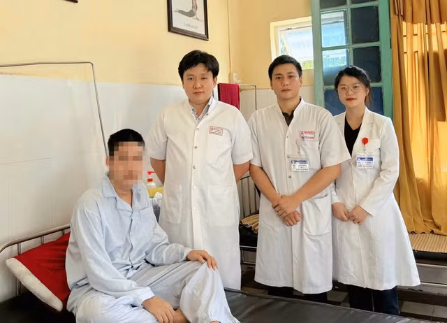 Nam bệnh nhân được chăm sóc trong bệnh viện.