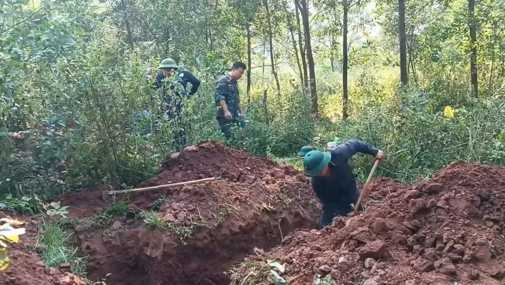 Lực lượng chức năng đang tìm kiếm, cất bốc hài cốt liệt sĩ.