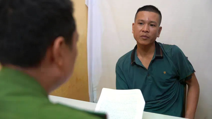 Đối tượng Lê Đức Hạnh tại cơ quan Công an. tam-giu-nam-thanh-nien-phe-ma-tuy-dam-da-csgt-o-hue-7029-3418.jpg