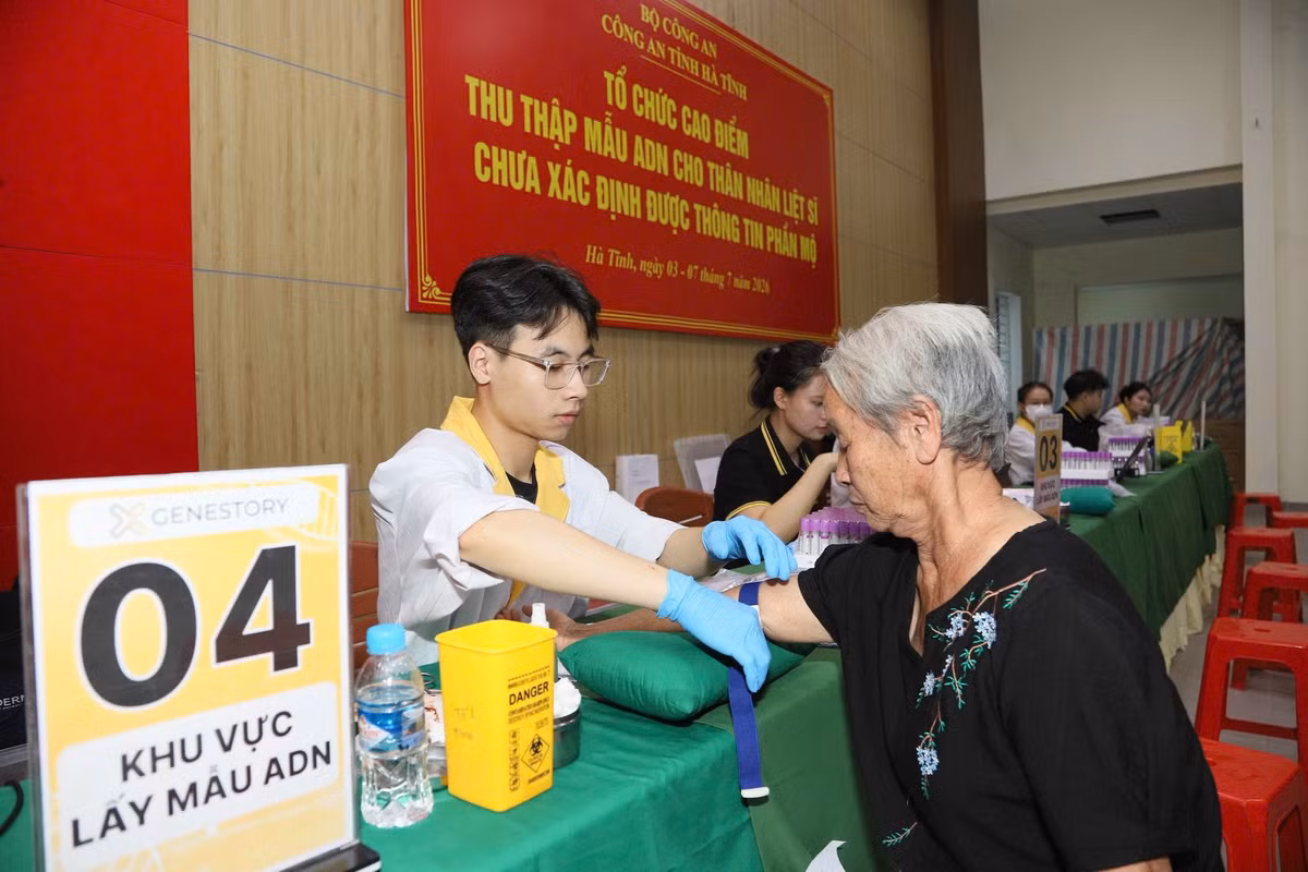 Phòng Cảnh sát Quản lý hành chính về trật tự xã hội Công an tỉnh Hà Tĩnh chủ trì, phối hợp với công an các xã, phường triển khai thu nhận mẫu sinh phẩm ADN của thân nhân liệt sĩ chưa xác định được thông tin tại 5 cụm trên địa bàn toàn tỉnh.
