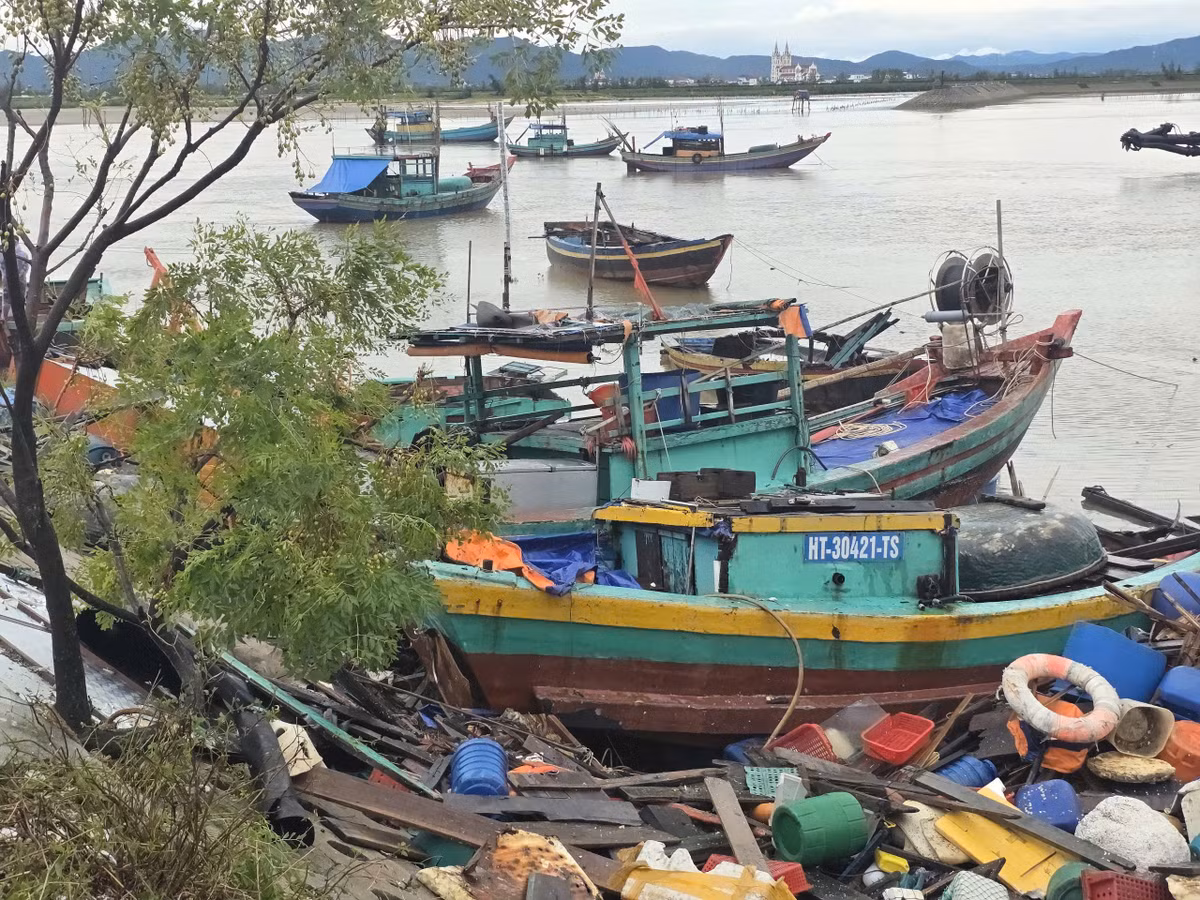 Một lãnh đạo UBND xã Thiên Cầm cho biết, theo thống kê ban đầu, có 30 tàu thuyền ảnh hưởng do bão số 5. Hiện, xã đang rà soát thiệt hại cụ thể để có phương án hỗ trợ ngư dân.