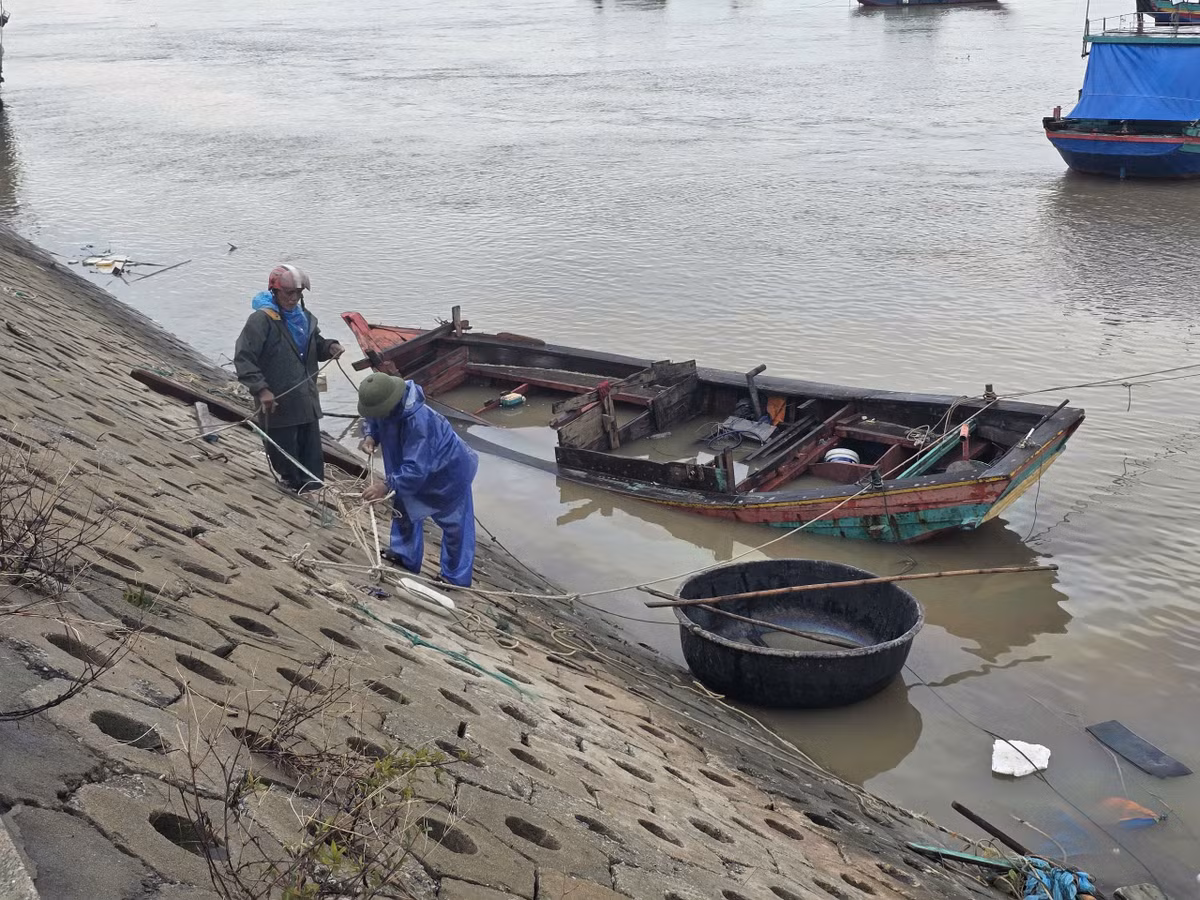 Ngư dân gỡ dây neo, trục vớt tàu thuyền lên bờ để sửa chữa.