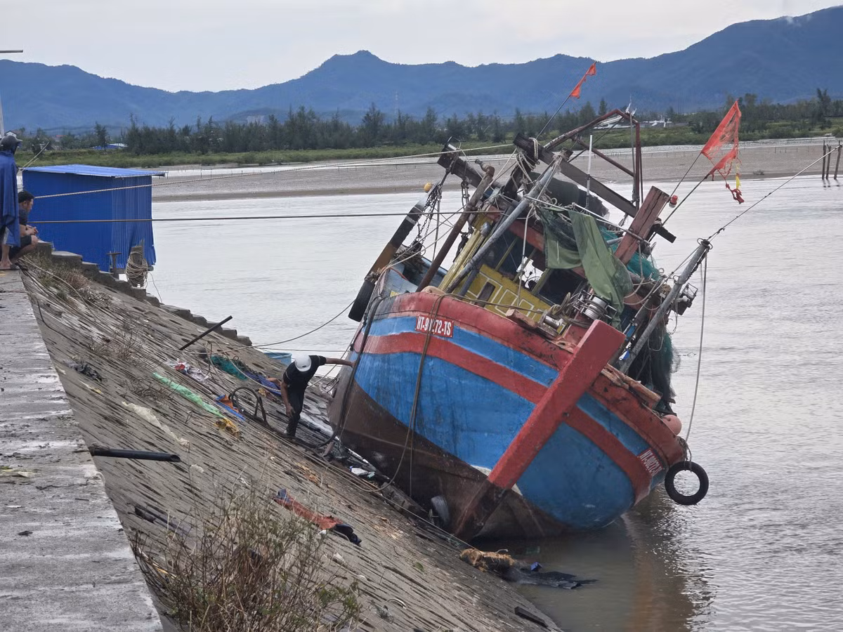 Sóng biển đẩy dạt tàu cá vào khu vực bờ đê...