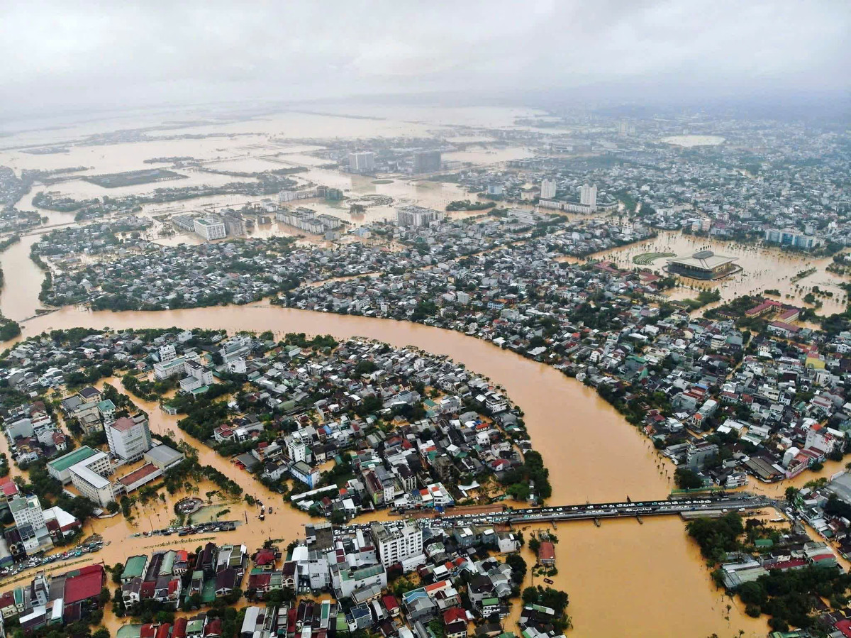 Thành phố Huế chìm trong biển nước. z7166290667962-2af487eb8190eeee1d261ceb4268eee0.jpg