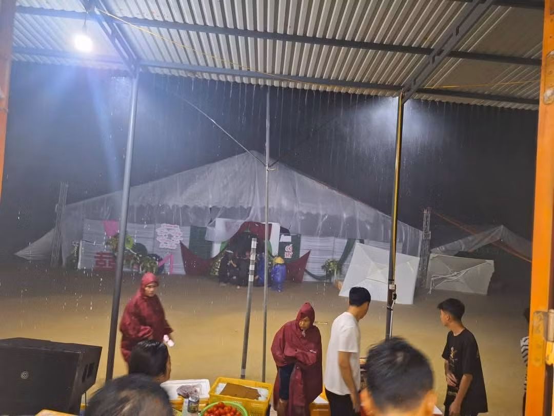 Ngoài ra, tại các huyện Hương Khê, thị xã Kỳ Anh, Thạch Hà và huyện Vũ Quang cũng ghi nhận tình trạng mưa lớn gây ngập úng nhiều hộ dân. Mặc dù chưa có thống kê cụ thể về thiệt hại, nhưng tình hình ngập cục bộ đã ảnh hưởng đáng kể đến đời sống sinh hoạt và sản xuất của người dân.